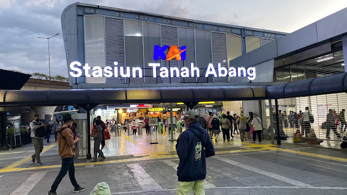 tempat makan dekat stasiun tanah abang